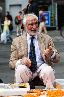  Joe Ades, the amazing vegetable peeler salesman, Union Square, 2008. 
