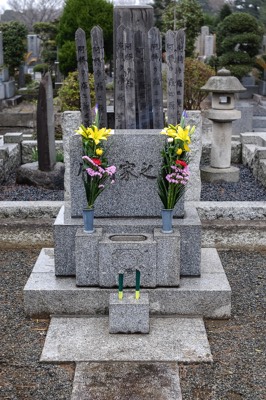  The family grave in Kodaira. 